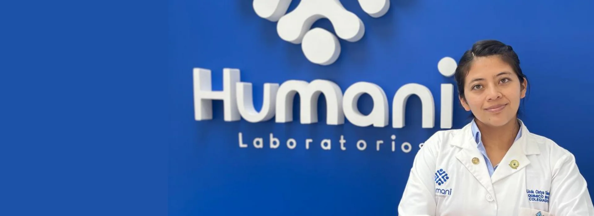 Química bióloga de Laboratorios Humani en la recepción del laboratorio, Quetzaltenango